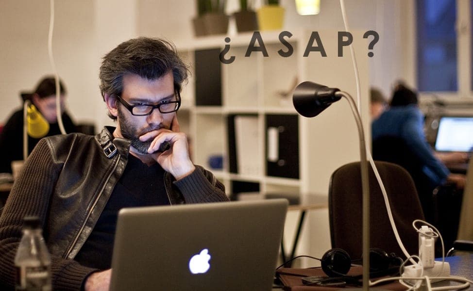 Diccionario de anglicismos de oficina: ¿sabes qué significa ASAP o FYI?
