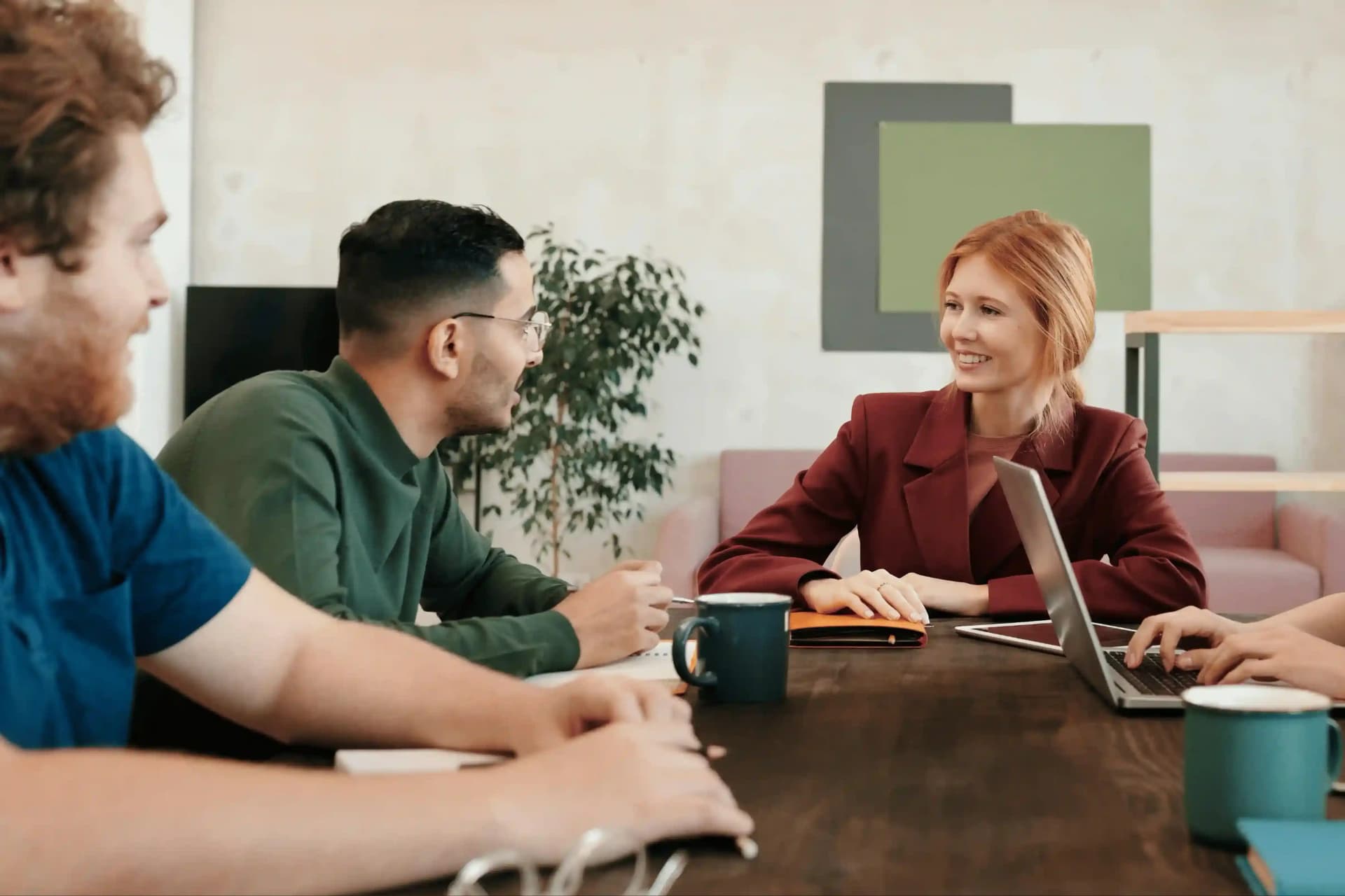 Profesionales de asesoría en un entorno de trabajo innovador y colaborativo
