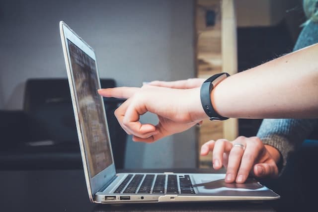 creando una página web en un ordenador portátil