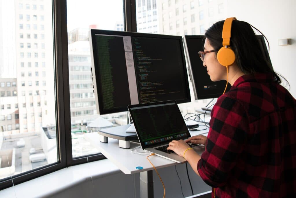 Equipo de trabajo analizando datos y objetivos empresariales