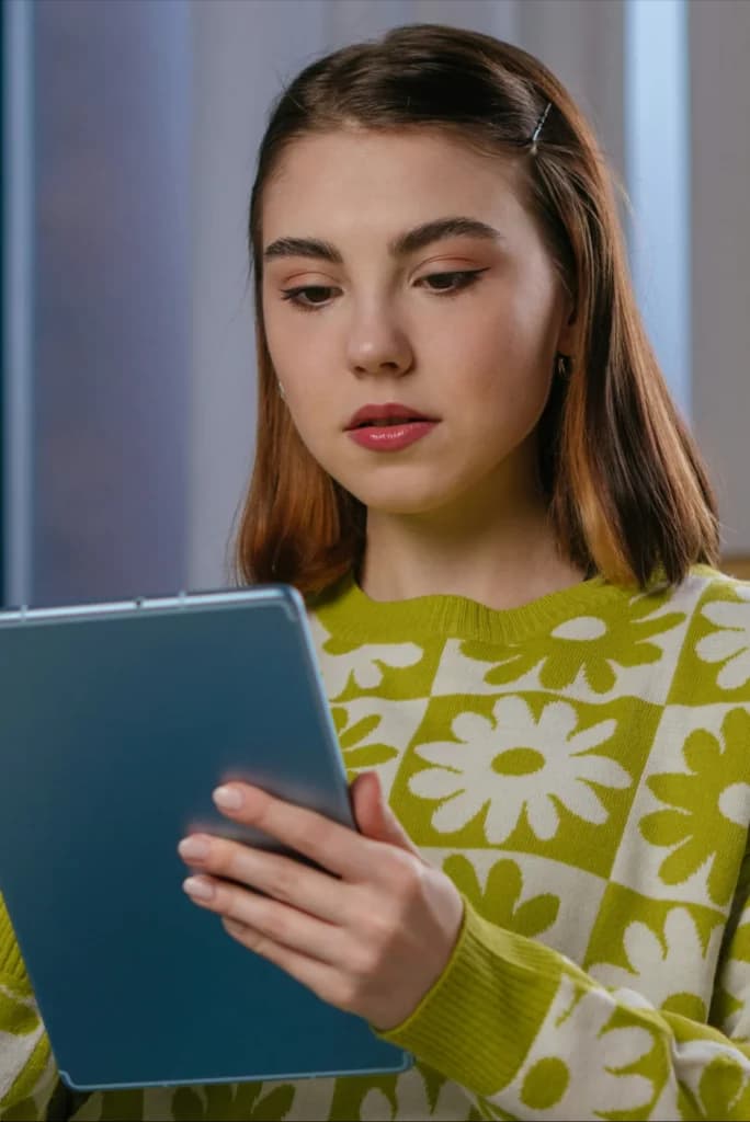 chica usando una tablet