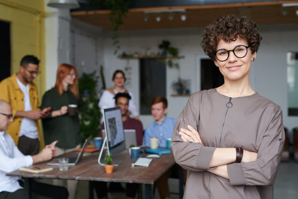 Mujer en una reunión de trabajo