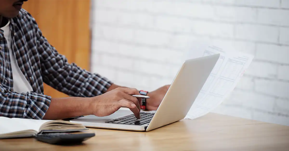 Cómo crear plantillas de facturas en PDF gratis con Holded