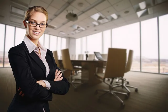 mujer en oficina