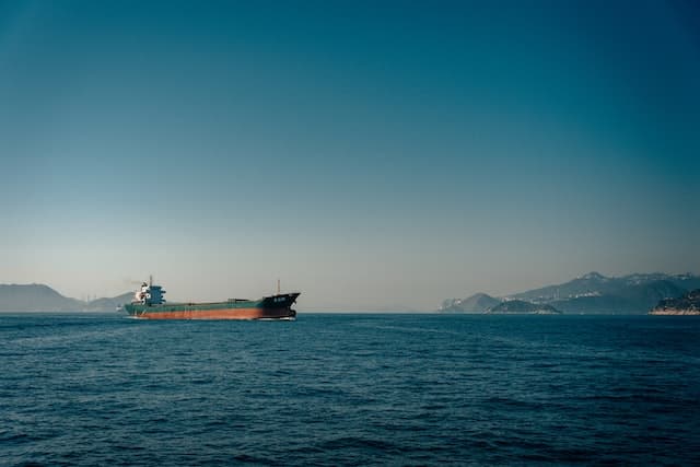 barco carguero en el mar