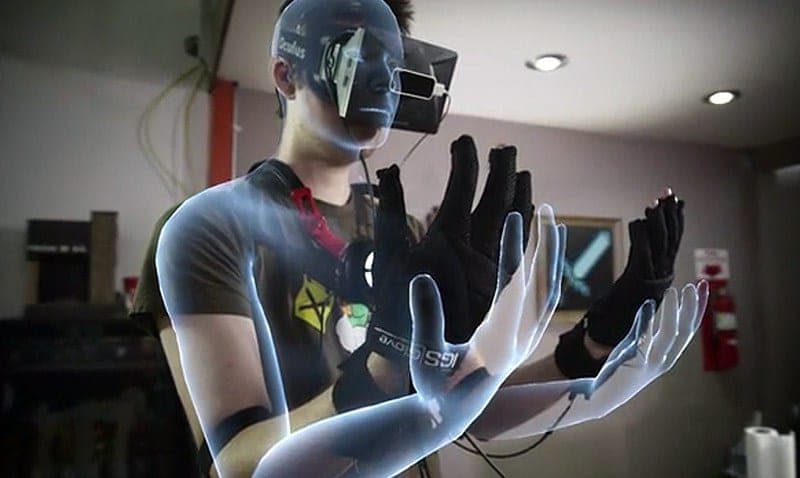 Persona usando un casco de realidad virtual para explorar mundos digitales
