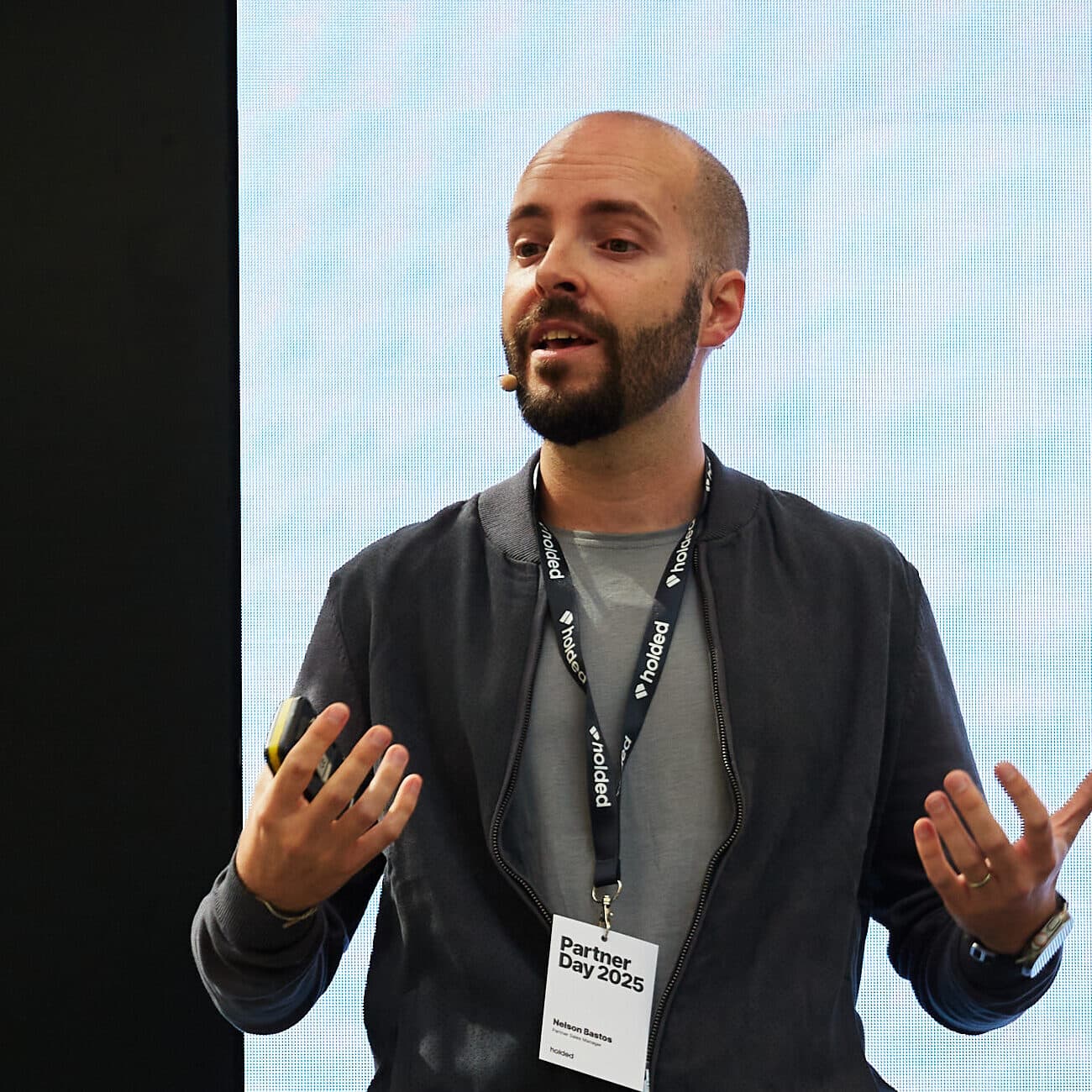 Nelson Bastos presentando casos de éxito de asesorías Partners