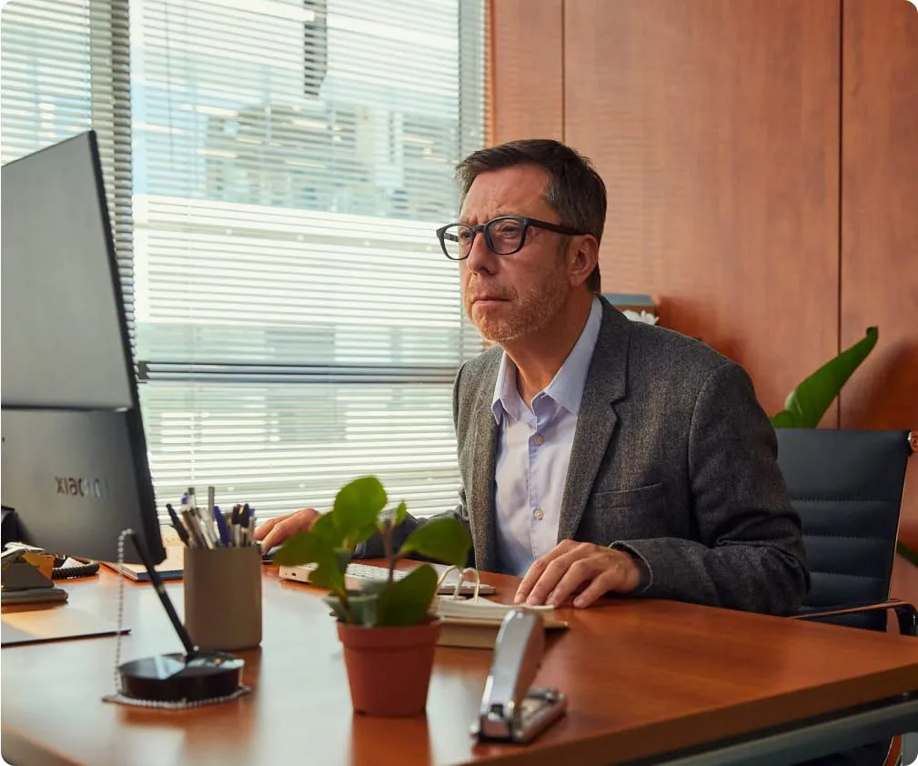 Asesor trabajando con Verifactu