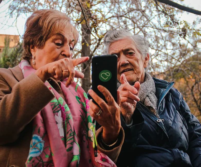 Maximiliana ha conseguido que las personas mayores tengan el móvil que necesitan