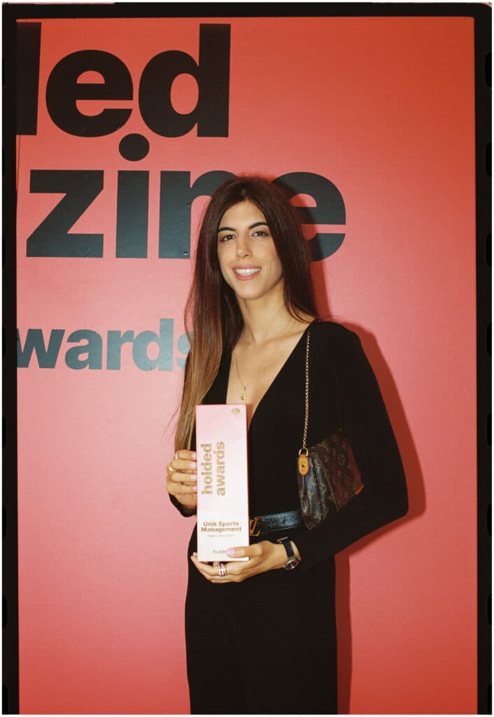Carlota Planas, de Unik Sports Management, con su premio