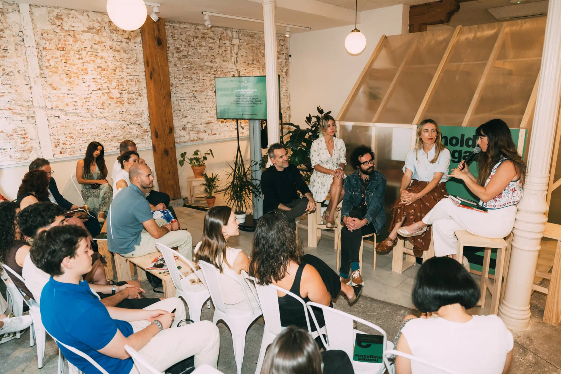 De izda. a dcha.: Javier Gómez, director de NORMAL, Ariadna Castellanos, Head of Brand & Comms de Holded, David Romera, director de Holded Magazine, Sandra Carrasco, CMO de VIPS, y Esther Molina, moderadora