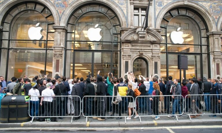 Line of customers at Apple Store