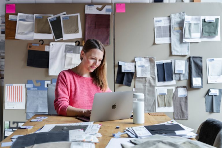 Mujer observando ventas