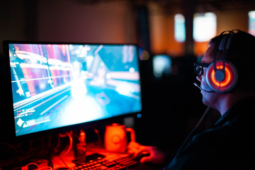Un hombre juega un videojuego en su ordenador.