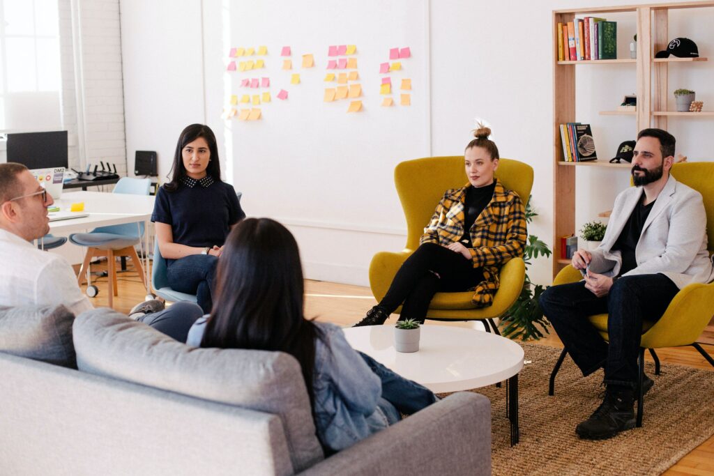 Grupo de personas participando en un focus group