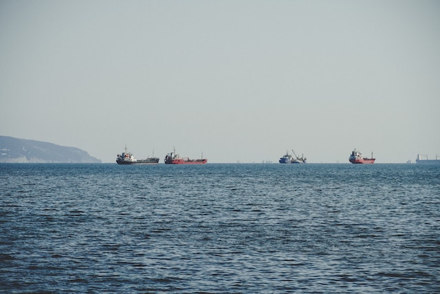 buques de carga en el mar