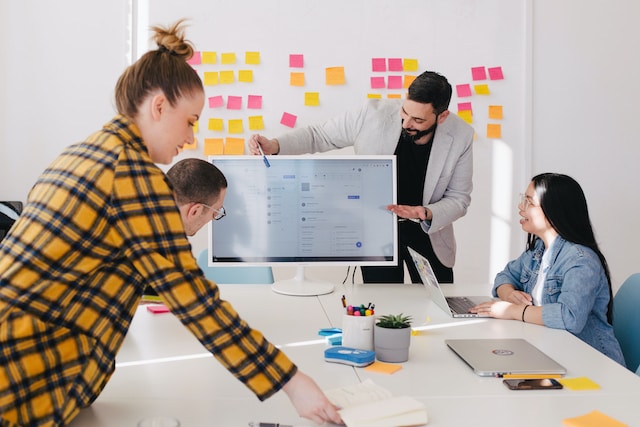 equipo de trabajo en una reunión